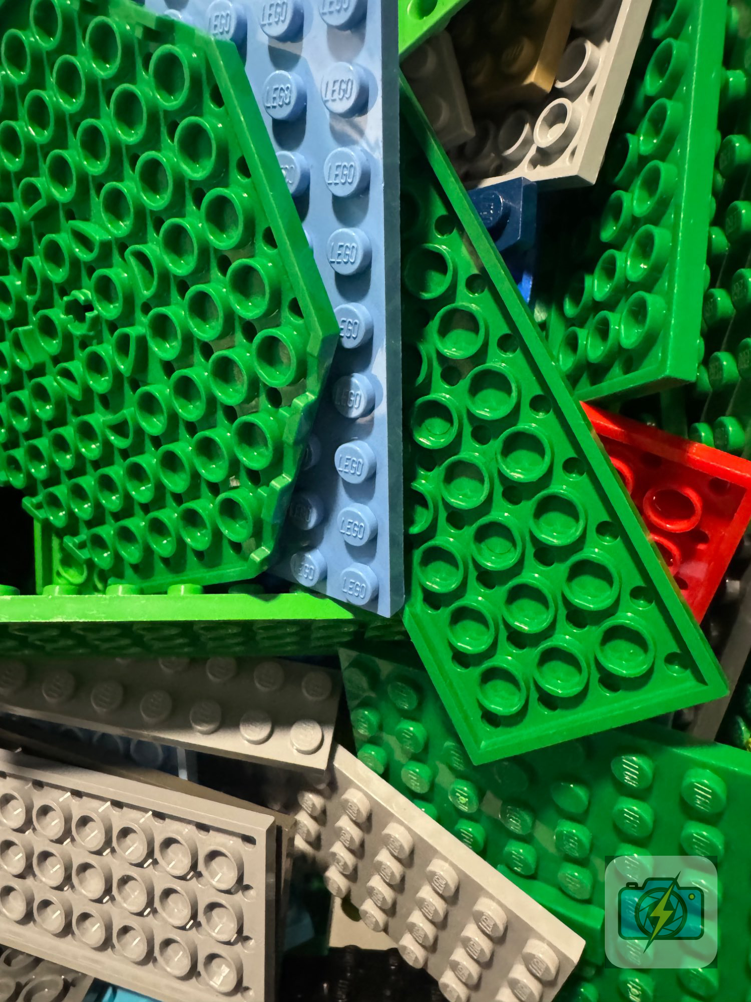 LEGO, Bulk Loose Bricks & Plates, Mixed Colors (Green, Gray, Blue, Red)